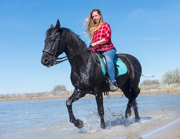 vrouw rijden op het strand