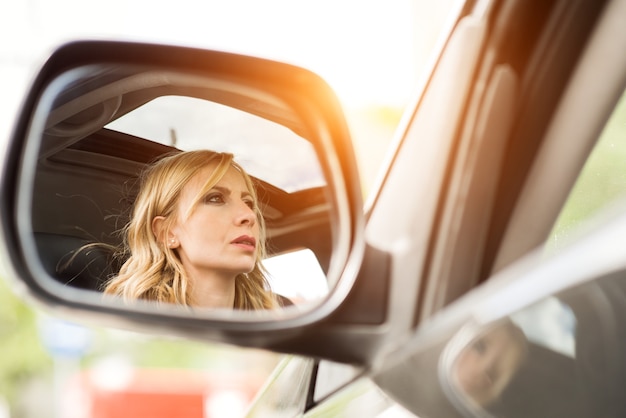 Vrouw rijdende auto