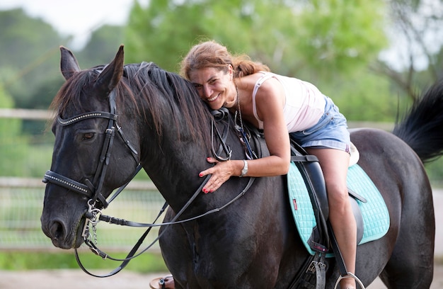 vrouw rijder en paard