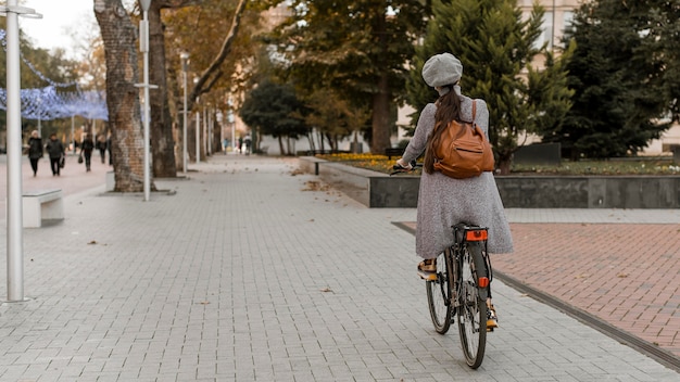 Vrouw rijdt op de fiets van achter schot