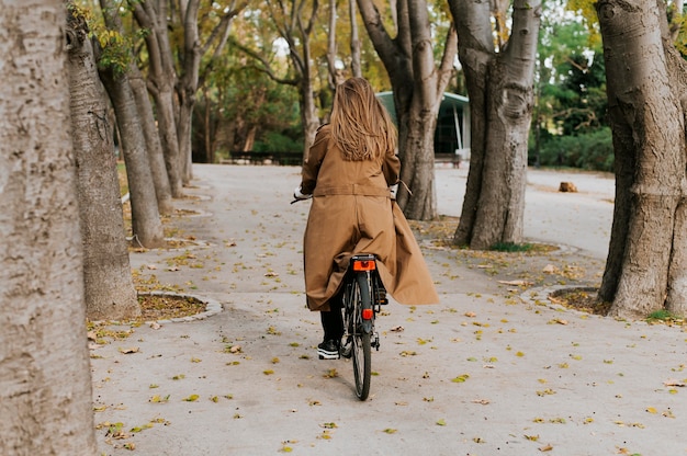 Vrouw rijdt op de fiets van achter schot