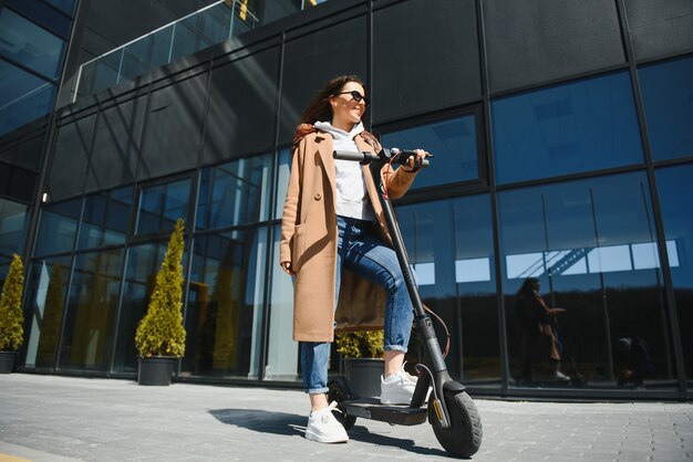 Vrouw rijdt op een elektrische scooter buitenshuis