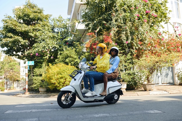 Vrouw rijdt op een motorfiets taxi