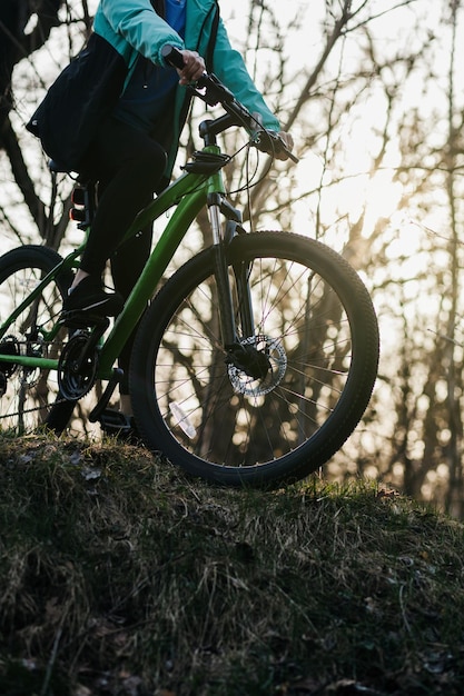 Vrouw rijdt op een mountainbike