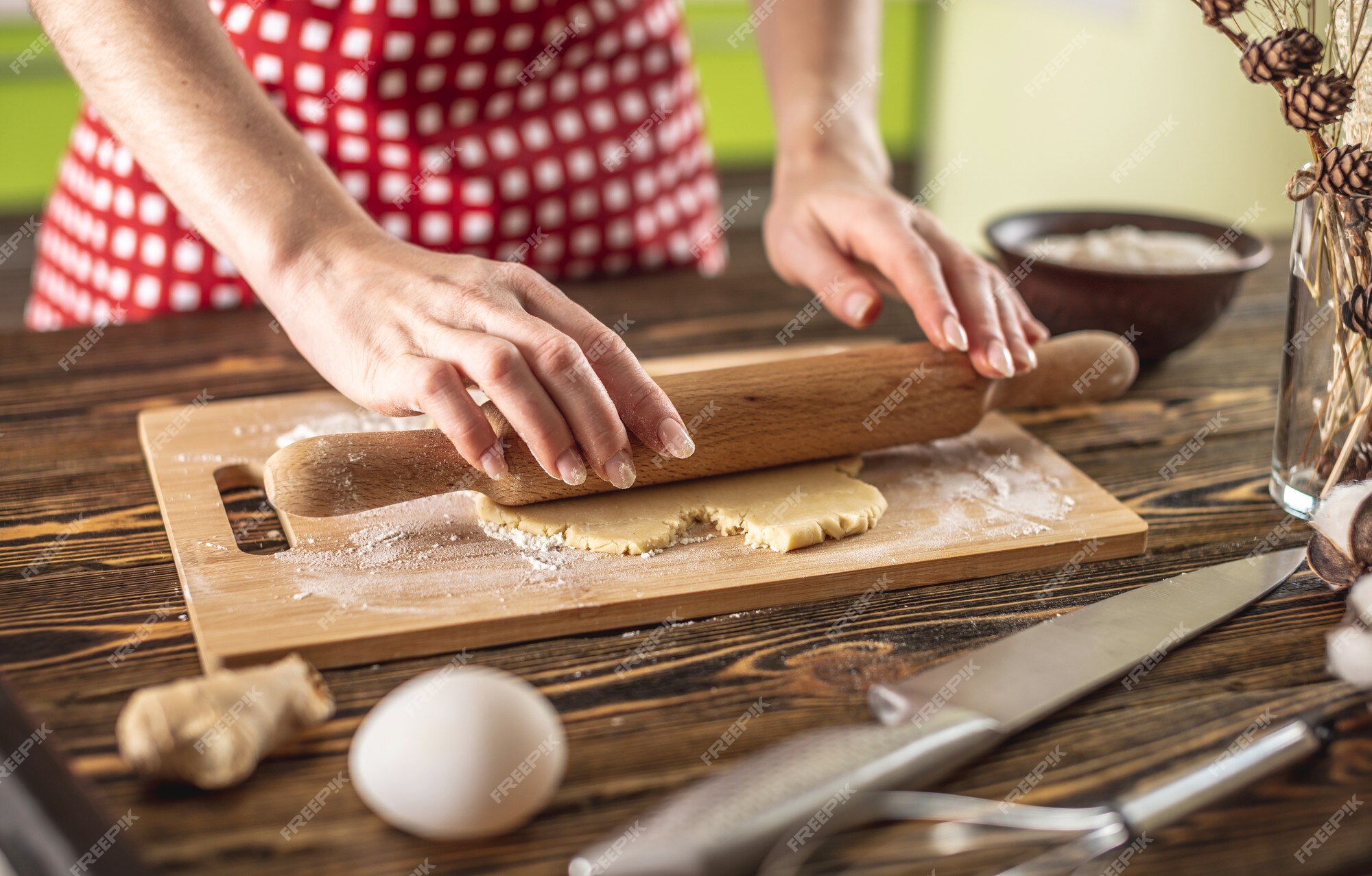 Bijwonen directory Terughoudendheid Vrouw rolt rauw deeg op een houten tafel met een deegroller om heerlijke  zelfgemaakte koekjes te maken in haar keuken | Premium Foto