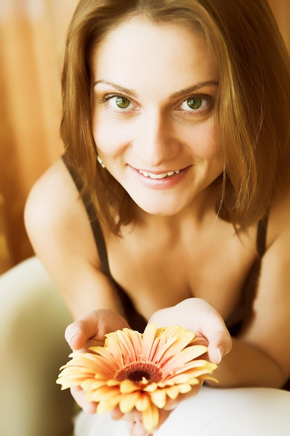 Vrouw ruikende bloem