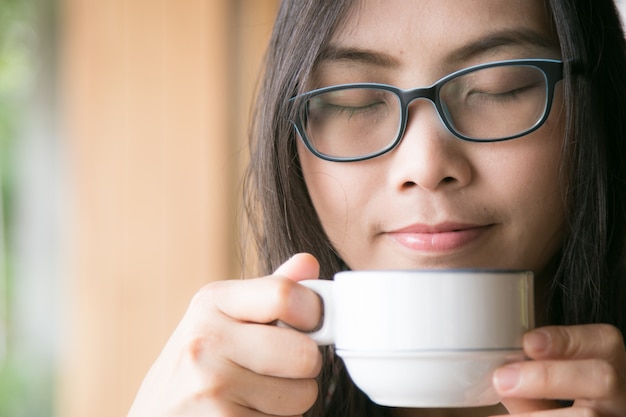 Vrouw ruikende koffie