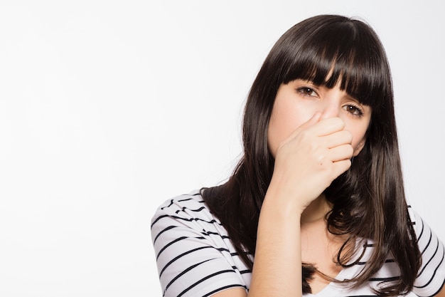 Foto vrouw ruikt vreselijke stank