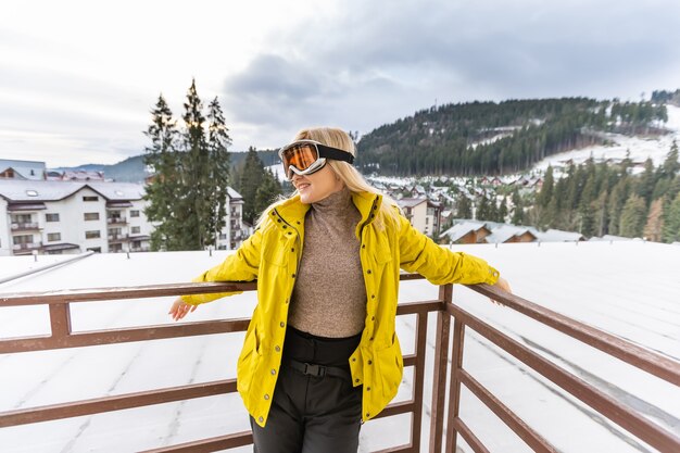 vrouw rust na een wintersport