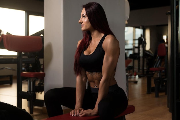 Vrouw rust op de bank in het fitnesscentrum