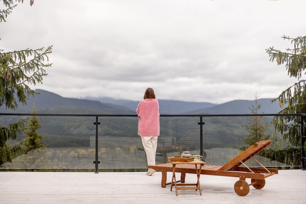 Vrouw rust op terras in bergen