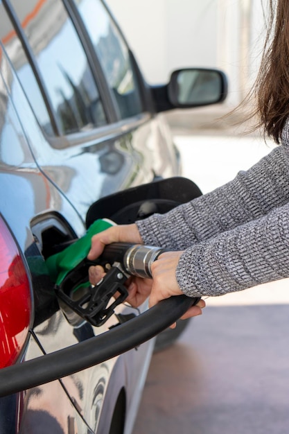 Vrouw 39's handen tanken in de auto