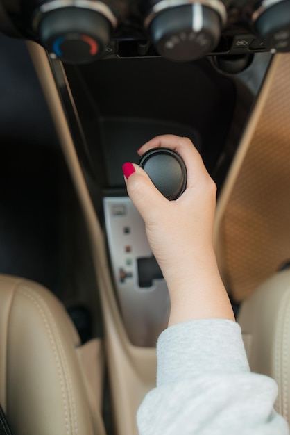 Vrouw schakelt de close-up van de automatische transmissie. Close-up van de adm van de bestuurder inclusief modus Rijden op de versnellingspook automatische transmissie van de auto-interieuronderdelen