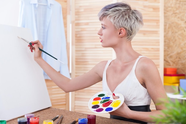 Vrouw schilder met schildersezel