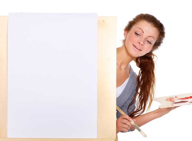 Foto vrouw schilderij en kunst canvas in studio voor creativiteit en talent met verf en een penseel voor kleur vrouwelijke artiest of schilder persoon geïsoleerd op een witte achtergrond voor creatief werk en mockup ruimte
