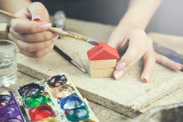 Vrouw schilderij huisje