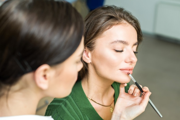 Vrouw schildert de lippen