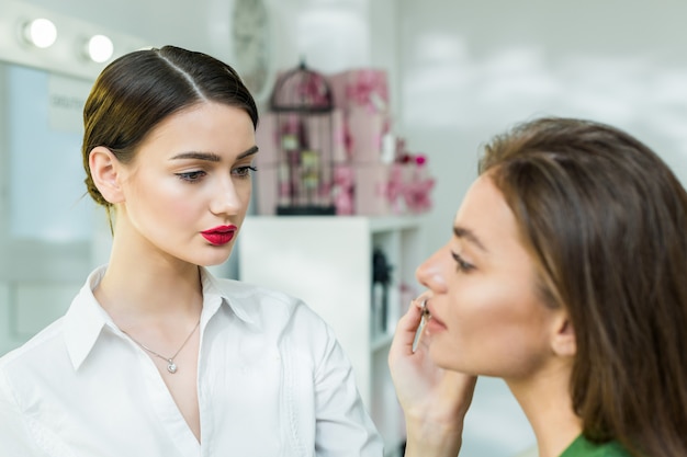 Vrouw schildert de lippen