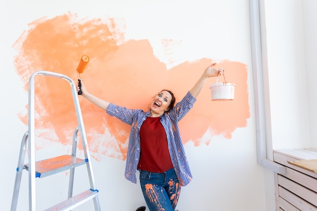 vrouw schildert de muur