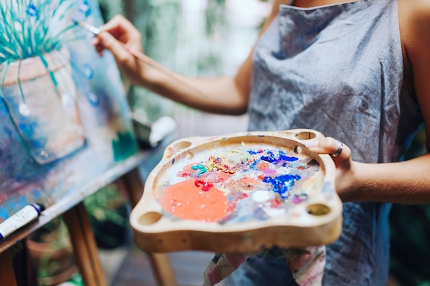 Vrouw schildert op easel