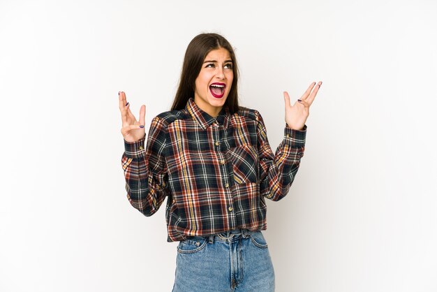 Vrouw schreeuwen naar de lucht in de studio