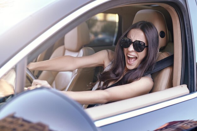 Vrouw schreeuwt bij het auto-ongeluk