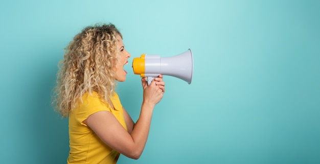 Vrouw schreeuwt met luidspreker