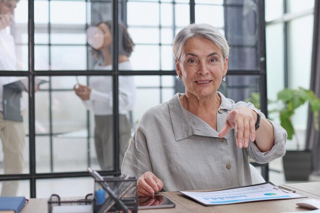 Vrouw schrijft aantekeningen op kantoor op de computer