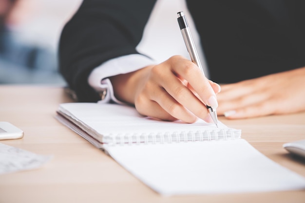 Vrouw schrijven in Kladblok