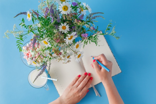 Vrouw schrijven in notitieblok