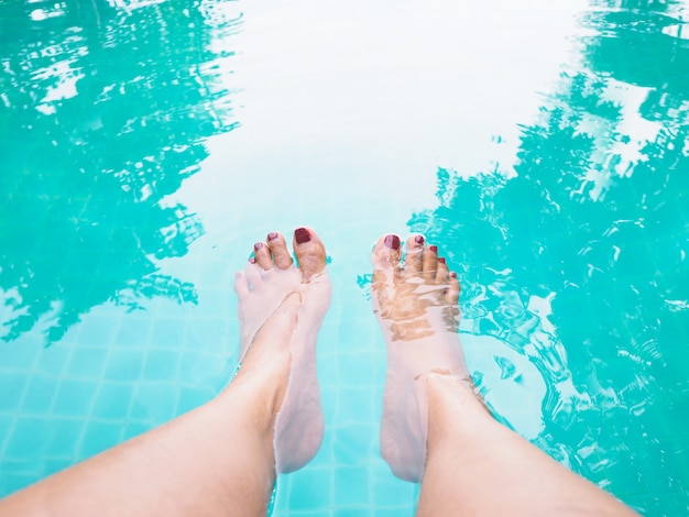 Vrouw selfie blootvoets in het water bij zwembad