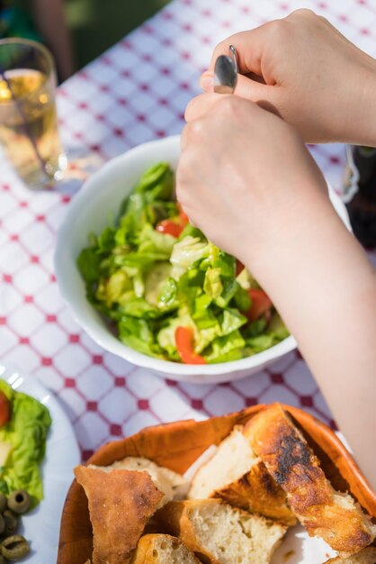 Vrouw serveert groene zomersalade