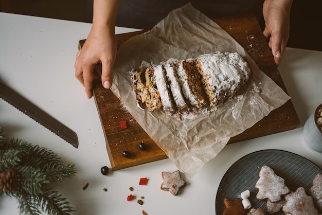 Vrouw serveert kerstgebakjes op een houten plank