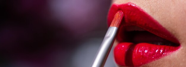 Vrouw sexy rode lippen Make-up aanbrengen op lip Verleidelijke vrouw