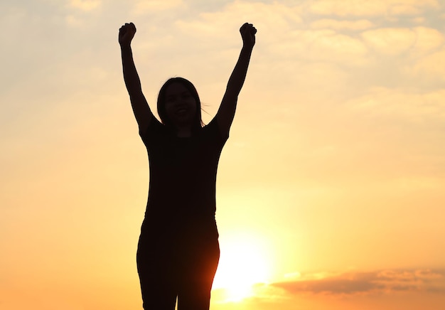 vrouw silhouet naar de zonsondergang