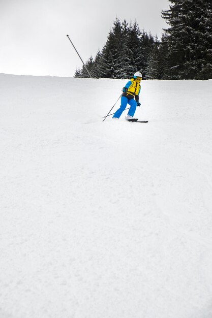 Vrouw skiër op de helling kopieer ruimte