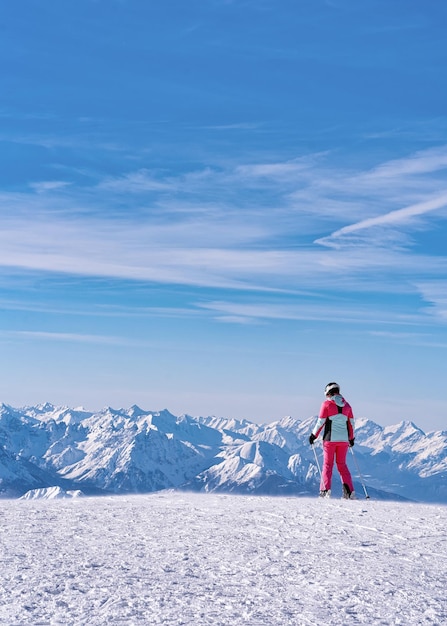 Vrouw skiër skiën in Hintertux gletsjer in Tirol in Mayrhofen, Oostenrijk, winter Alpen. Lady girl Ski bij Hintertuxer Gletscher in Alpine bergen met witte sneeuw en blauwe lucht. Zon schijnt.