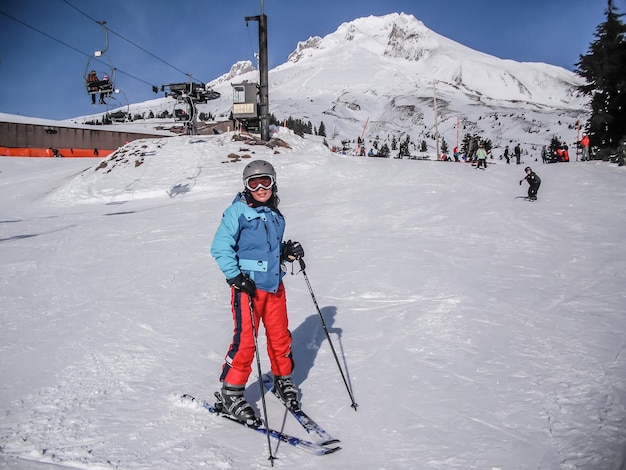 Vrouw skiet op de besneeuwde Mount Hood