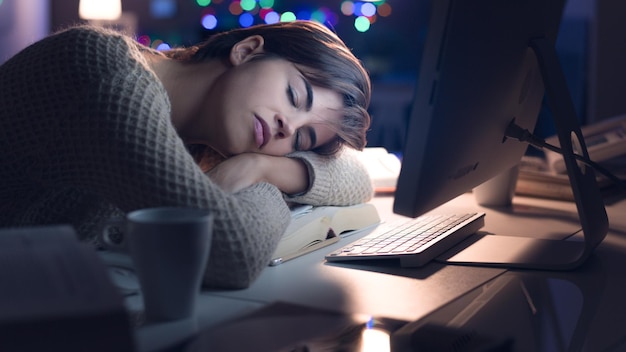 Vrouw slaapt 's nachts op het bureau