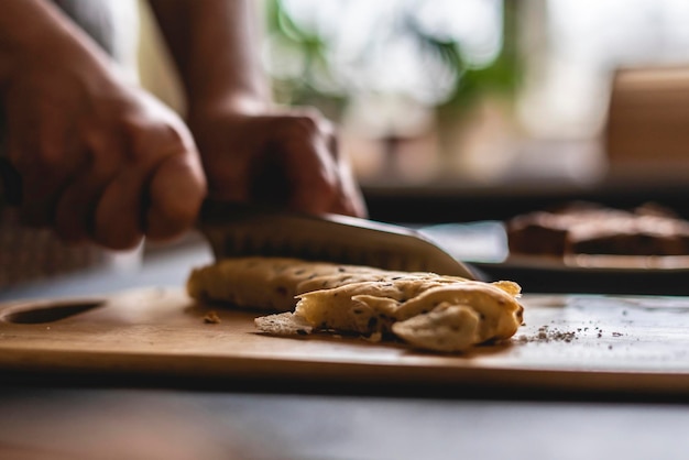 Vrouw sneed brood met mes in de keuken b