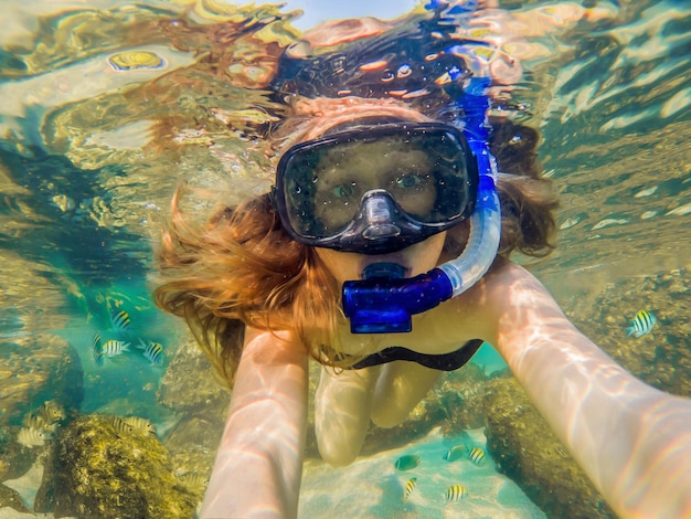 Vrouw snorkelen in tropische wateren voor exotisch eiland