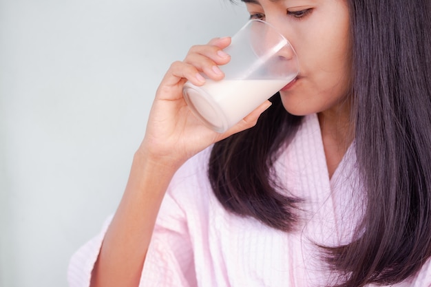 Vrouw soi melk drinken.