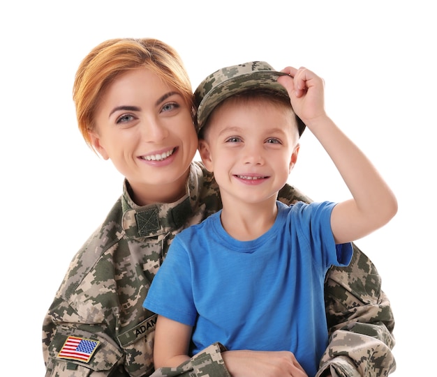 Vrouw soldaat en haar zoon op wit