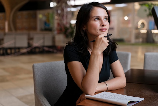 Foto vrouw speelt alleen een sudoku-spel