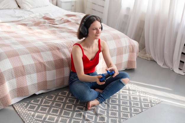 Foto vrouw speelt een videogame met een joystick