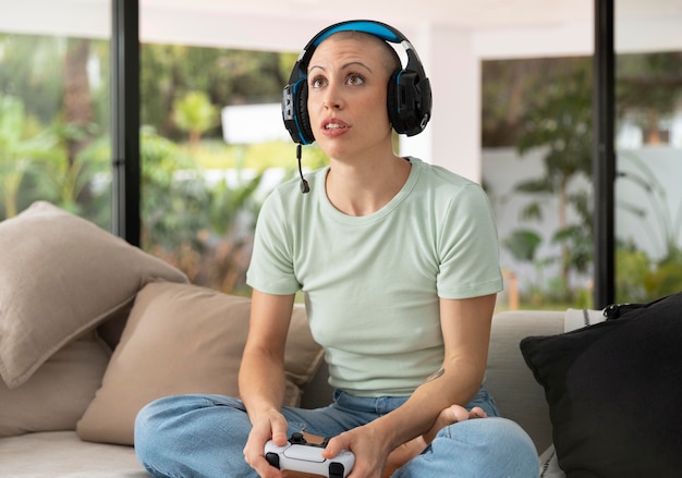 Vrouw speelt een videogame met haar console