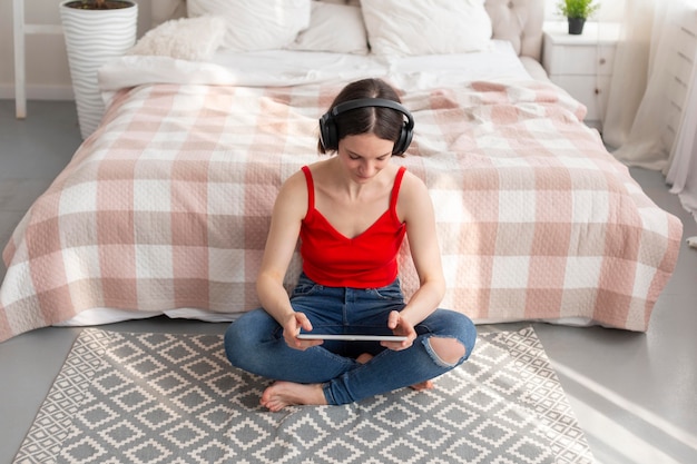 Foto vrouw speelt een videogame op haar tablet