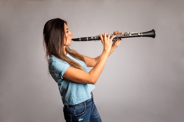 Vrouw speelt klarinet