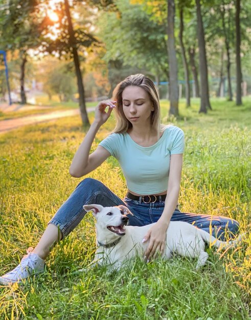 Foto vrouw speelt met een hondenras jack russell terrier