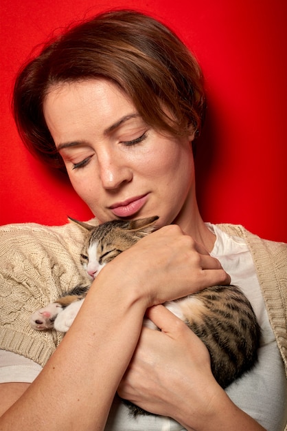 Vrouw speelt met een kleine kat